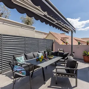 https://main-square-duplex-with-rooftop-terrace.splithotels.org